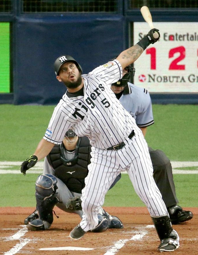 ２回阪神、先制ソロを放つゴメス（撮影・飯室逸平）