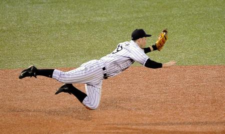 ７回、川端の打球に飛びつき好捕する今成亮太＝神宮球場（撮影・開出牧）