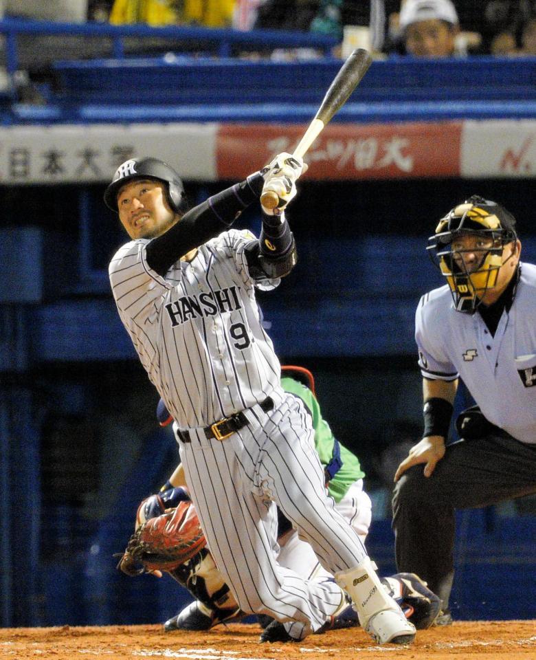 　７回、狩野は適時二塁打を放つ（撮影・西岡正）