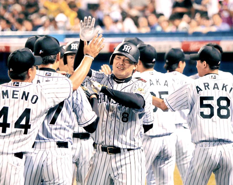 　６回、３ランを放ちナインとタッチする福留（撮影・棚橋慶太）