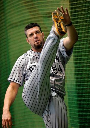 　ストレッチするメッセンジャー（撮影・西岡正）