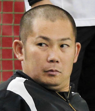 　頭を丸めてグラウンドに現れた岩田