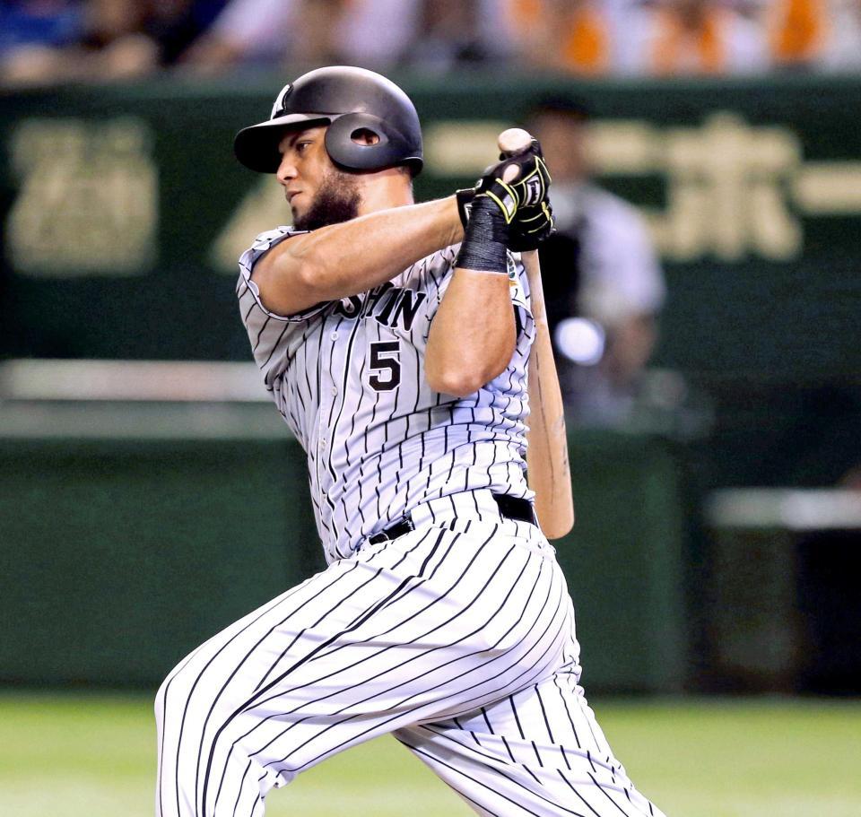 　７回、左前打を放つゴメス（撮影・棚橋慶太）