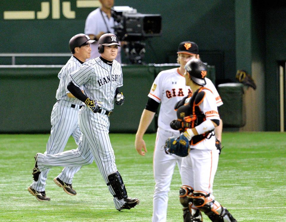 　９回、左飛に倒れゲームセット。マイコラス（中央右）に目をやりながらベンチへ引き揚げる福留（同左）＝撮影・西岡正