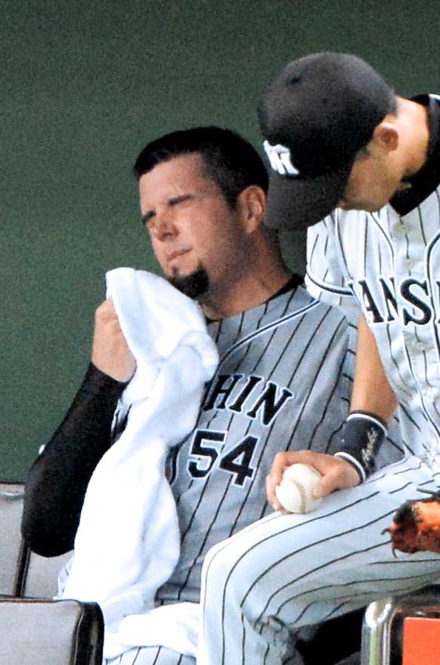 　４回、途中降板し、ベンチでさえない表情のメッセンジャー