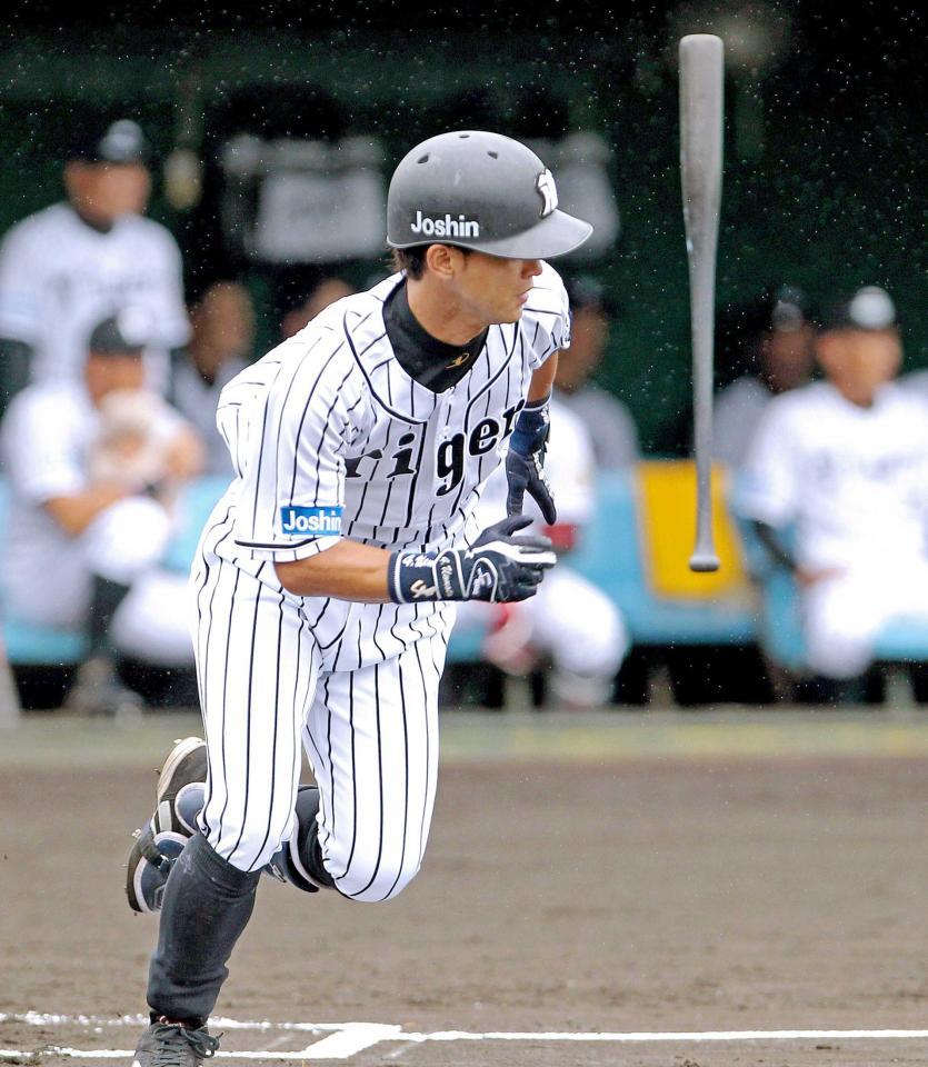 　１回、中前打を放つ上本（撮影・保田叔久）