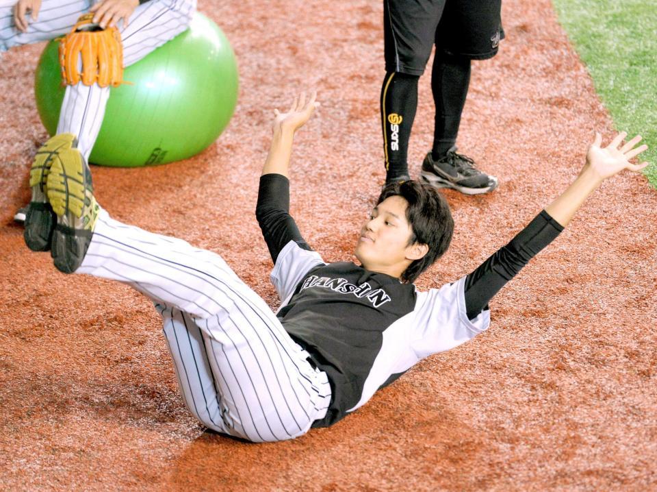 　次戦の登板へ向け、リラックスした様子で調整する藤浪（撮影・堀内翔）