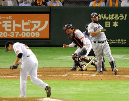 　８回、空振り三振に倒れるゴメス。ガッツポーズする菅野（左）と小林（撮影・堀内翔）