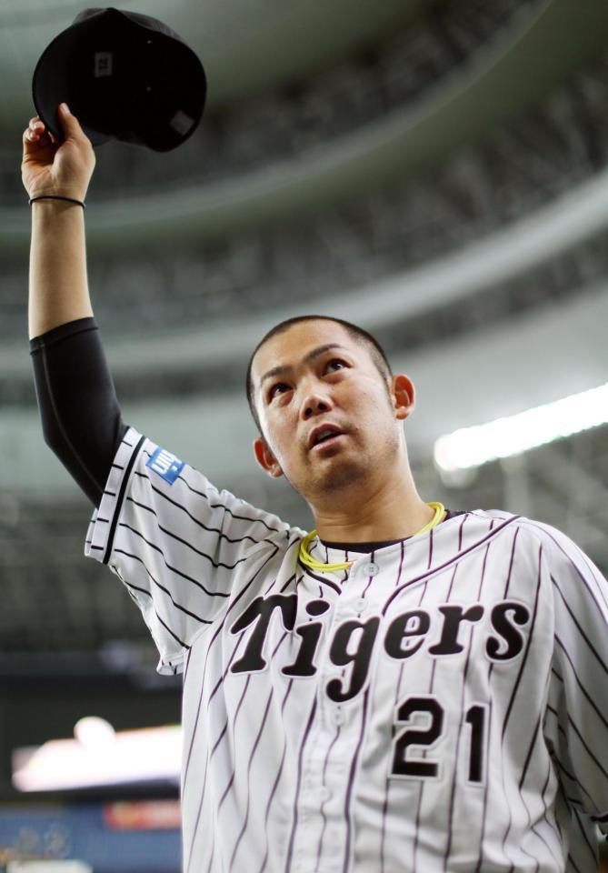 　７勝目を挙げ、ファンの声援に応える阪神・岩田＝京セラドーム