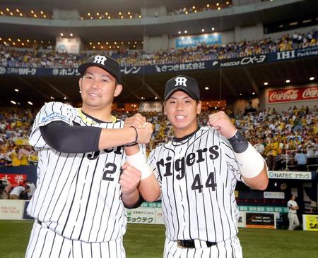 　好リード、打撃で貢献した梅野（右）は岩田とガッチリ握手