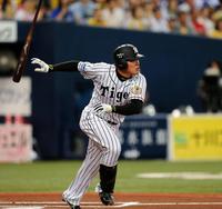 １回阪神、１死二塁、先制適時二塁打を放つ阪神・福留孝介＝京セラドーム（撮影・飯室逸平）