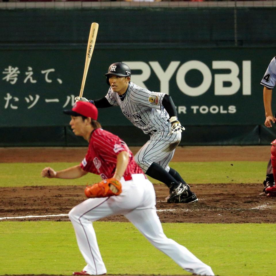 　５回、前田から右前打を放つ伊藤隼（撮影・飯室逸平）