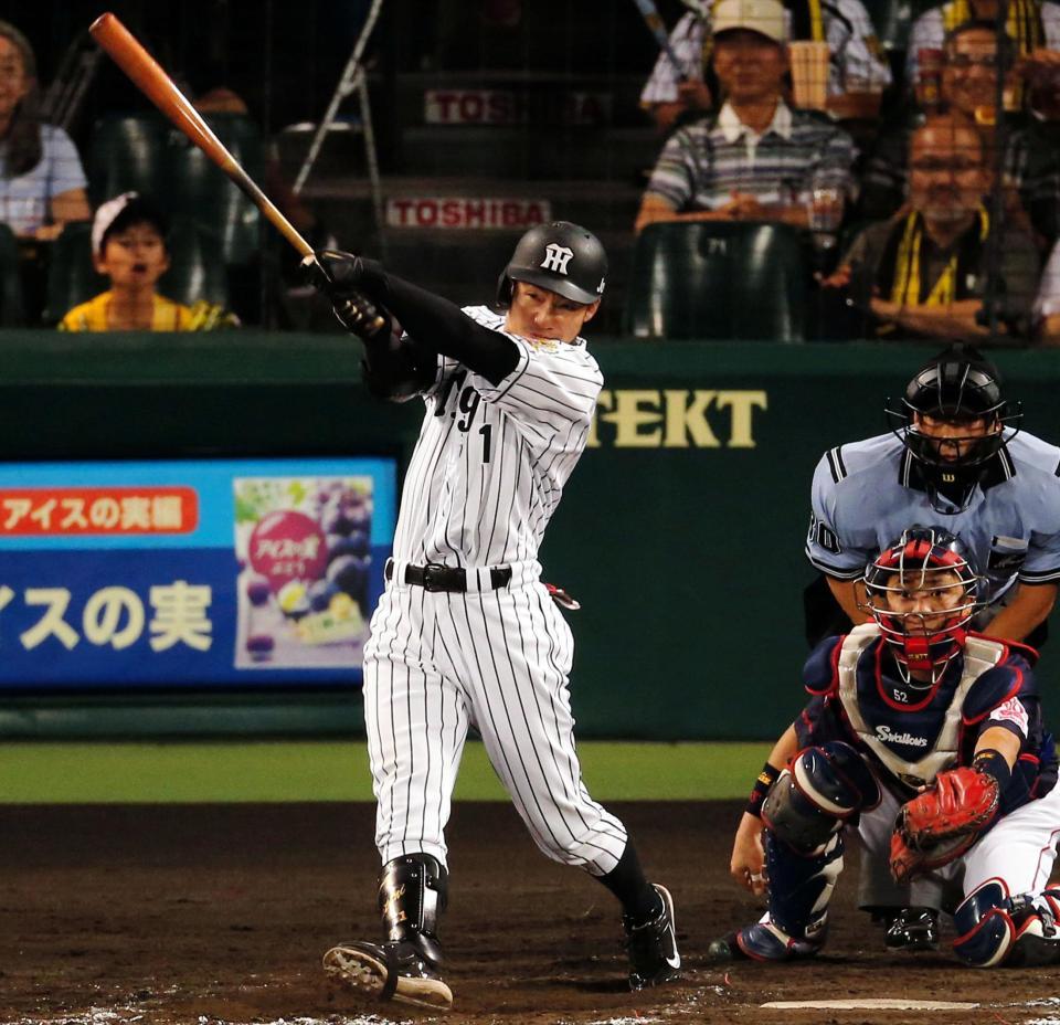 ５回阪神、１死一、二塁、タイムリーを放つ阪神・鳥谷敬＝甲子園（撮影・飯室逸平）