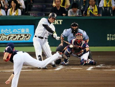 １回阪神１死三塁、右前適時打を放つ福留孝介（投手・石山泰稚）＝甲子園（撮影・持木克友）