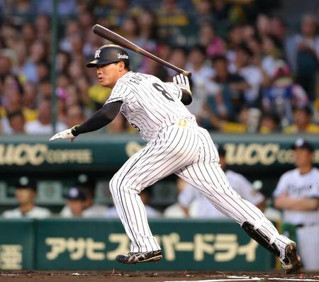 １回、左前へ先制タイムリーを放つ福留＝甲子園