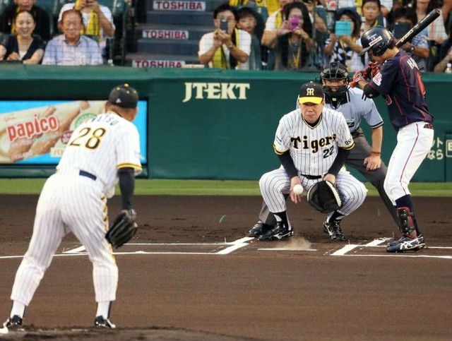 【写真】阪神レジェンド！江夏＆田淵の黄金バッテリーが始球式