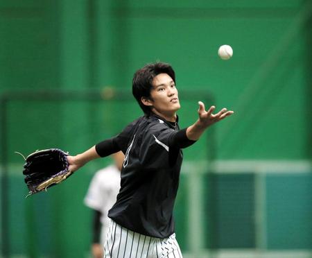 ボールを懸命に追う藤浪（撮影・棚橋慶太）