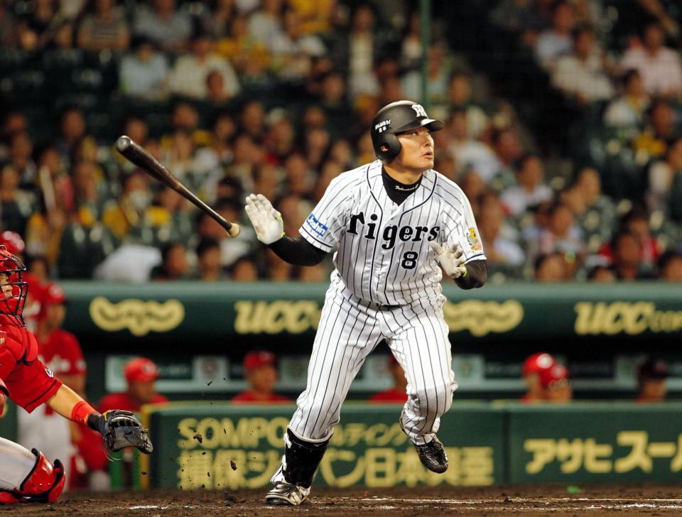 ６回、阪神・福留孝介が右越えに勝ち越しのソロを放つ＝甲子園（撮影・保田叔久）