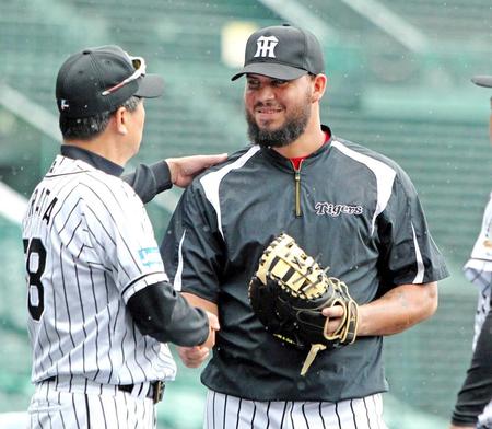 　平田ヘッド（左）と談笑するゴメス
