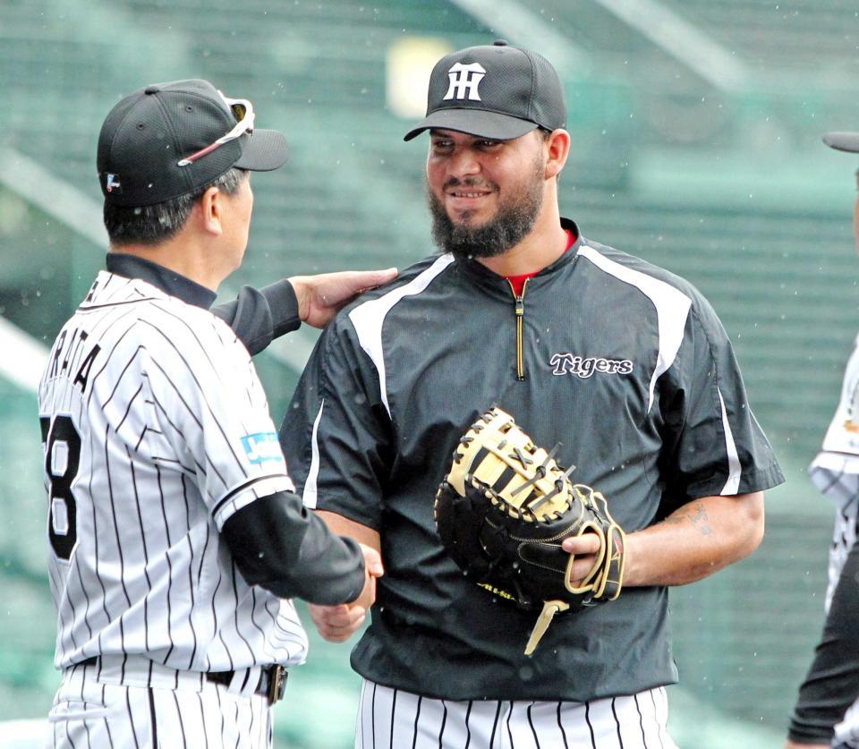 　平田ヘッド（左）と談笑するゴメス