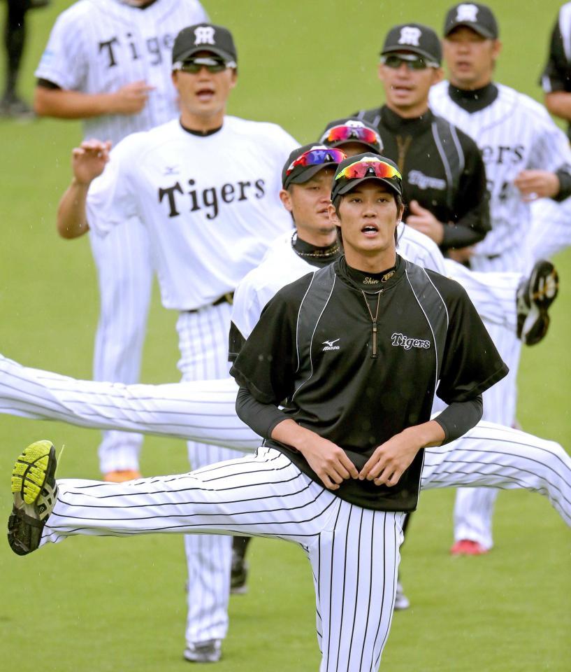 　ウオーミングアップをする藤浪