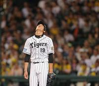 ４回、同点に追いつかれた藤浪は天を仰いで悔しがる＝甲子園（撮影・田中太一）