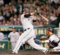 ７回、適時二塁打を放つゴメス（撮影・田中太一）