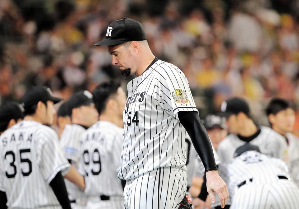 ６回、ナインの円陣を横にベンチに下がるメッセンジャー