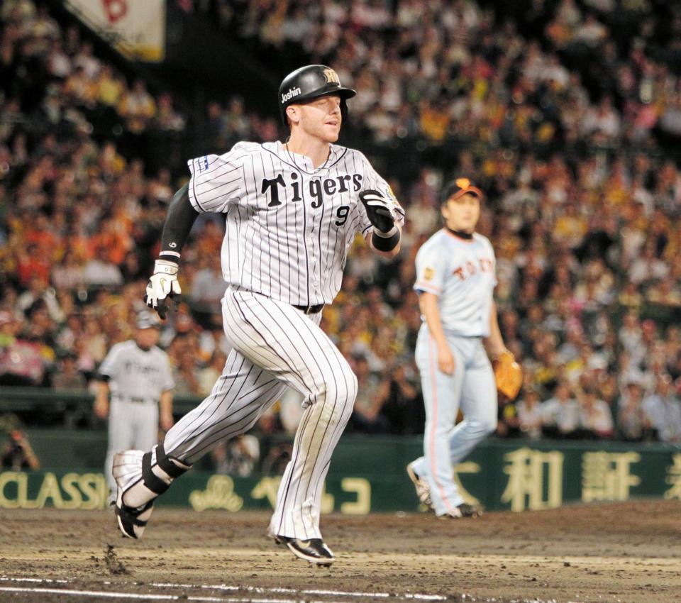 ８回、マートンは遊ゴロ併殺打に倒れる＝甲子園