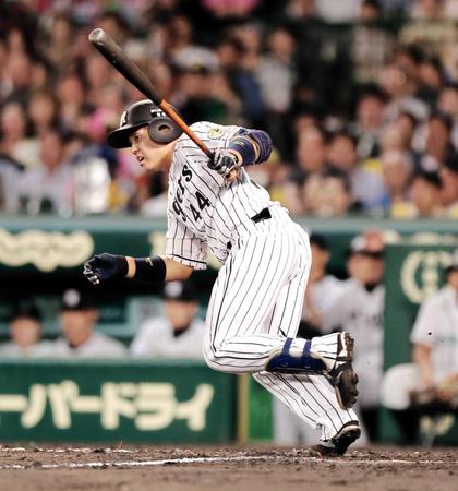 　７回、梅野は適時打を放つ（撮影・棚橋慶太）