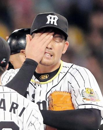 ６回、降板を告げられ悔しそうに汗をぬぐう阪神・岩田（撮影・飯室逸平）