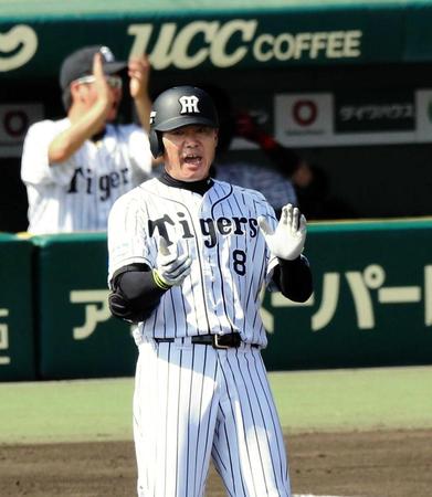 　１回、中前適時打を放った福留は一塁上で手をたたく