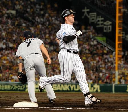 ５回、マートンは遊ゴロに倒れる＝甲子園（撮影・保田叔久）