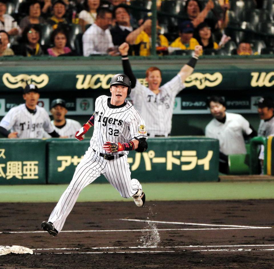 　２回、新井良は先制２ランを放ち一塁を回る（撮影・棚橋慶太）