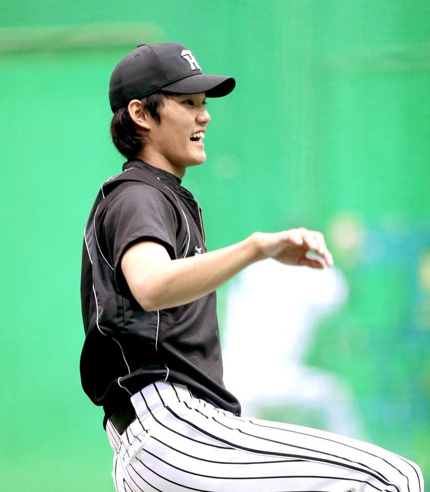 　キャッチボールで笑顔を見せる藤浪（撮影・田中太一）