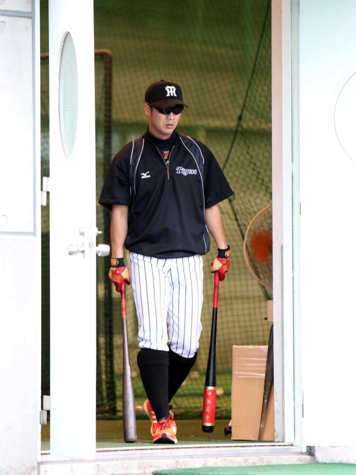 　室内で打撃練習を終え引き揚げる西岡（撮影・山口登）