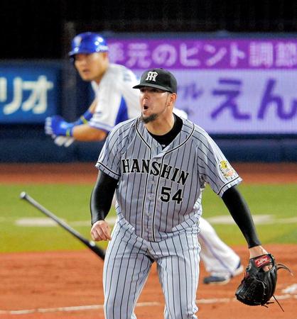 ６回、筒香（奥）に同点タイムリー二塁打を打たれるメッセンジャー（撮影・堀内翔）