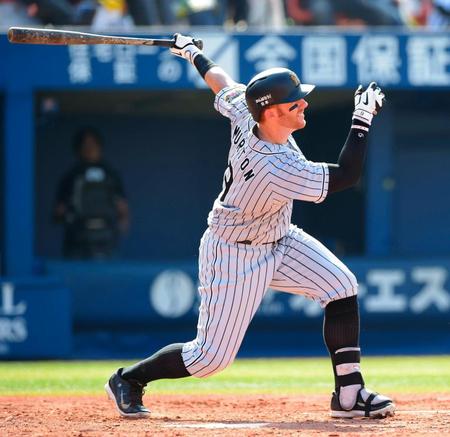 ３回阪神１死二塁、マット・マートンは右中間に適時二塁打を放つ＝横浜スタジアム（撮影・吉澤敬太）