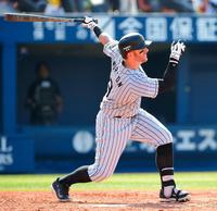 ３回阪神１死二塁、マット・マートンは右中間に適時二塁打を放つ＝横浜スタジアム（撮影・吉澤敬太）