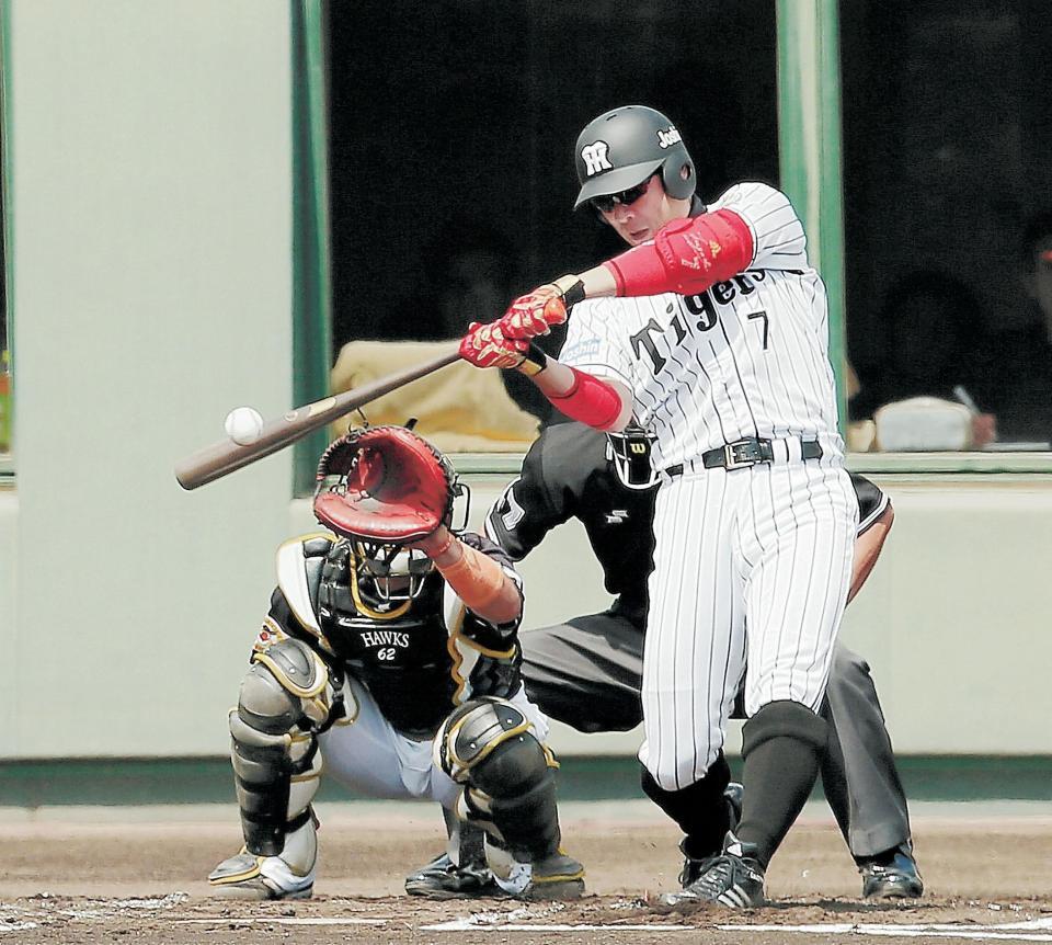 １回、中前打を放つ西岡（撮影・飯室逸平）