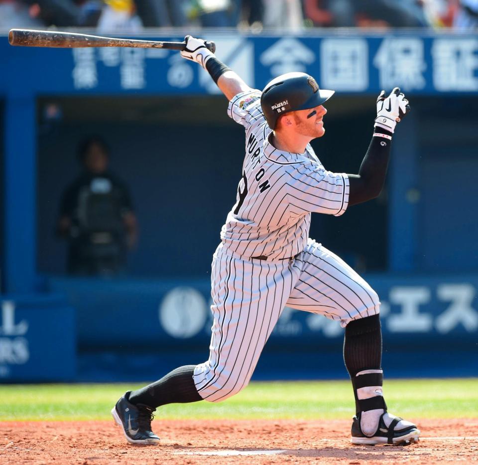 ３回阪神１死二塁、マット・マートンは右中間に適時二塁打を放つ＝横浜スタジアム（撮影・吉澤敬太）