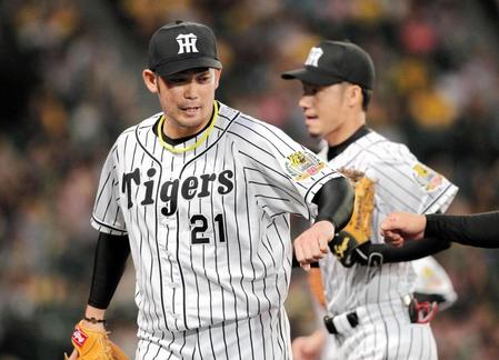 １回、好守をみせた大和とグータッチを交わす岩田＝甲子園（撮影・保田叔久）