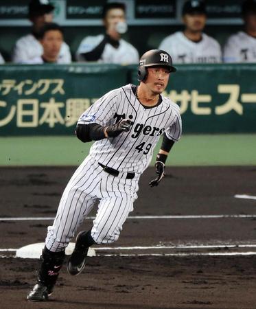 １回阪神１死、安打を放ち一気に二塁へ向かう阪神・今成亮太＝甲子園（撮影・飯室逸平）