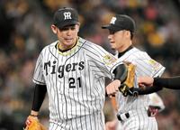 １回、好守をみせた大和とグータッチを交わす岩田＝甲子園（撮影・保田叔久）