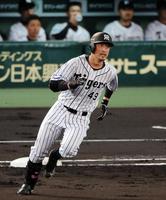 １回阪神１死、安打を放ち一気に二塁へ向かう阪神・今成亮太＝甲子園（撮影・飯室逸平）