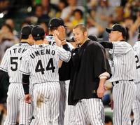 阪神・梅野隆太郎と笑顔でハイタッチする阪神・岩田稔＝甲子園（撮影・棚橋慶太）