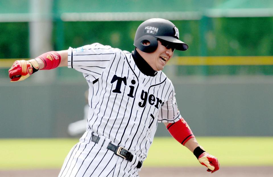 　３回、柴田の二塁打で三塁へ向かう一走・西岡（撮影・佐藤厚）