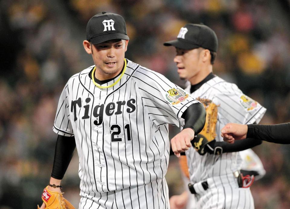 １回、好守をみせた大和とグータッチを交わす岩田＝甲子園（撮影・保田叔久）