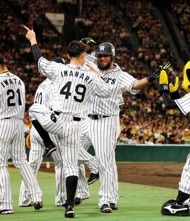 　１回、２ランを放ちベンチ前で今成（左）とポーズを決めるゴメス（撮影・保田叔久）