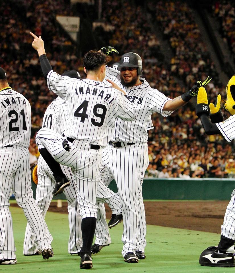 　１回、２ランを放ちベンチ前で今成（左）とポーズを決めるゴメス（撮影・保田叔久）